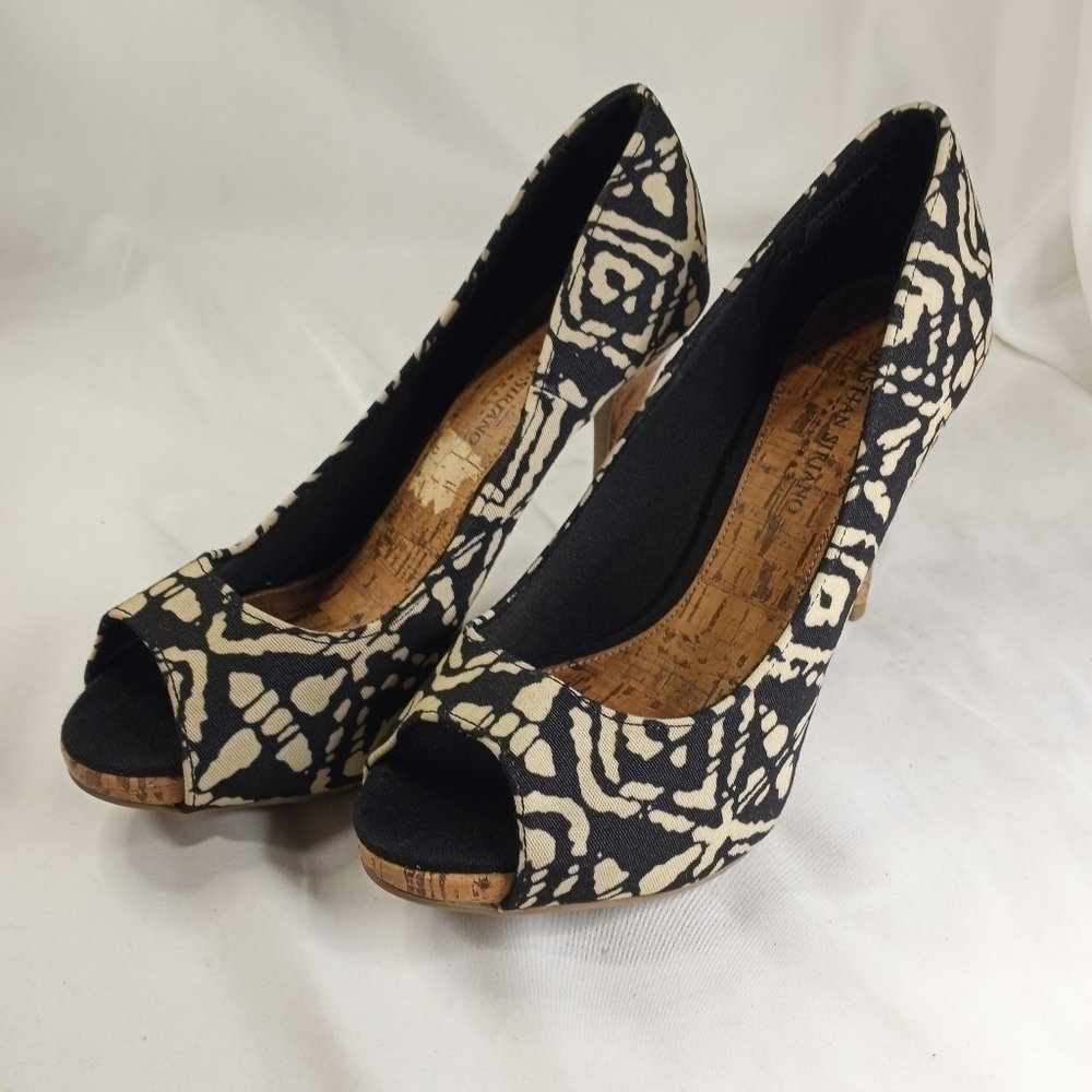 CHRISTIAN Siriano Black & Beige Open Toe Heel. - Picture 3 of 9